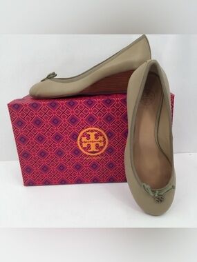 Tory Burch Chelsea Wedge Sandbox tan beige brown shoe logo leather bow new 7